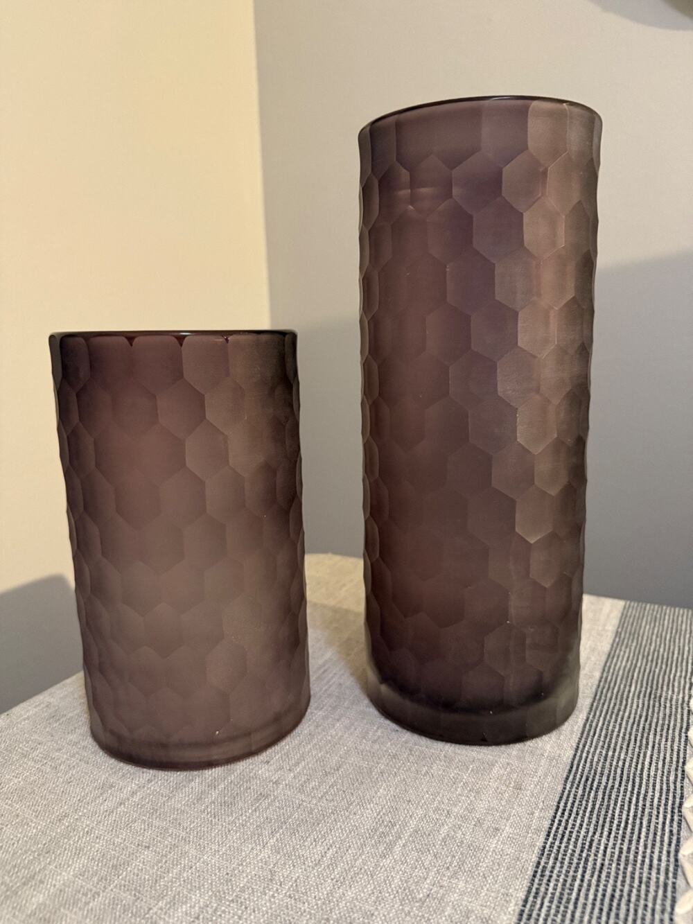 🌸 Set of 2 Textured Glass Vases – Purple / Mauve Honeycomb Design